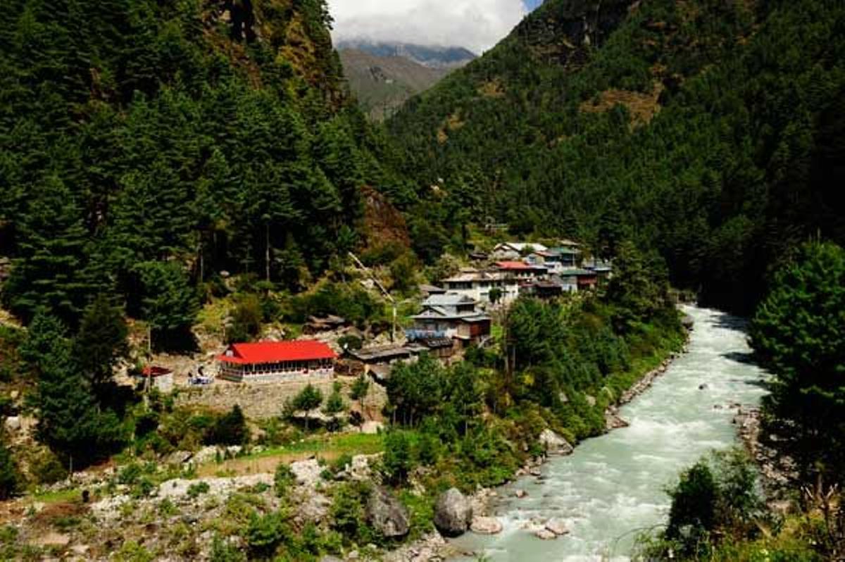 Pequeña aldea a orillas del río Dudh Kosi, segunda jornada del trekking del Everest.