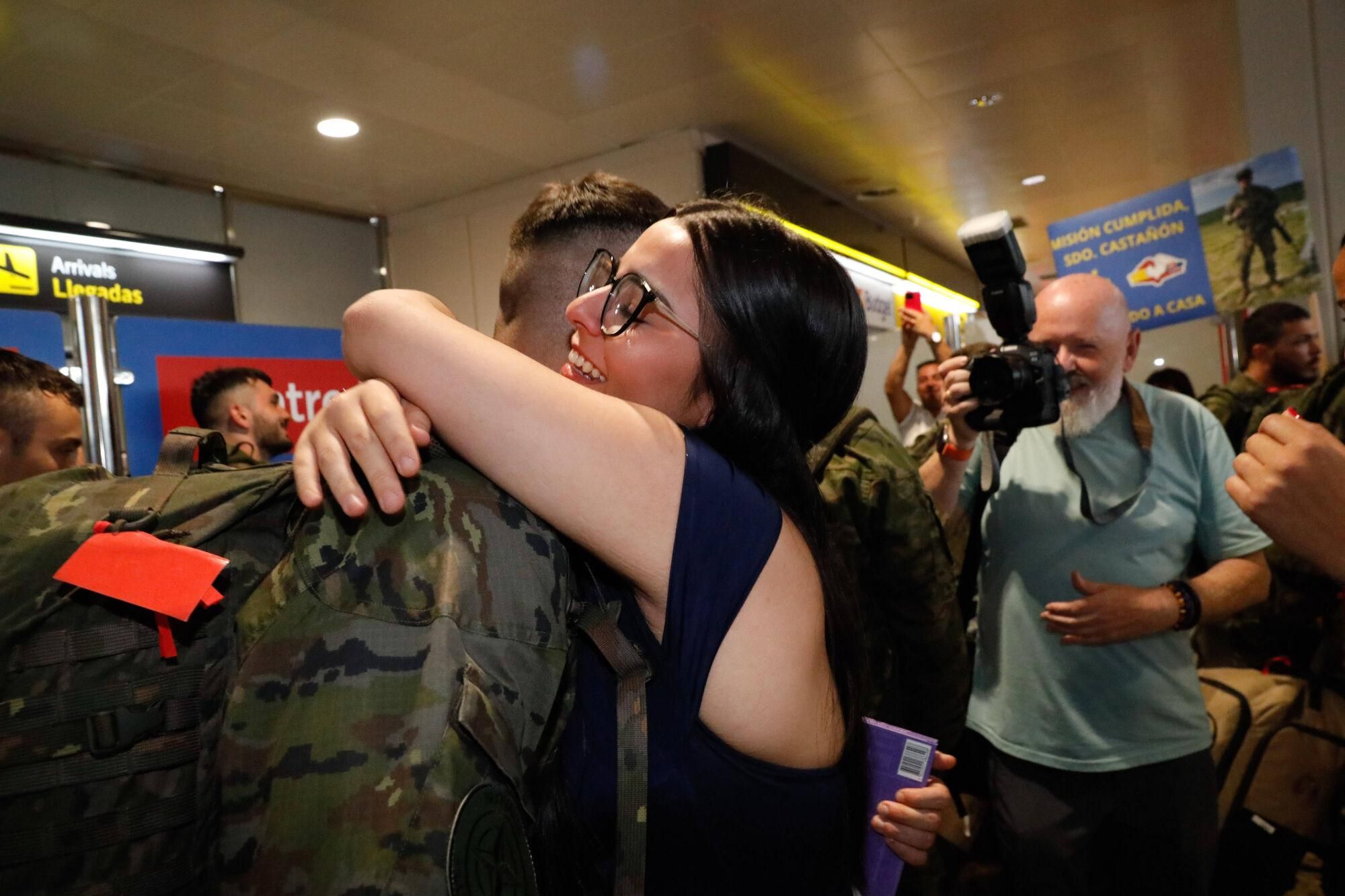 EN IMÁGENES: El regreso a Asturias en el aeropuerto del batallón "Toledo" tras meses en Eslovaquia
