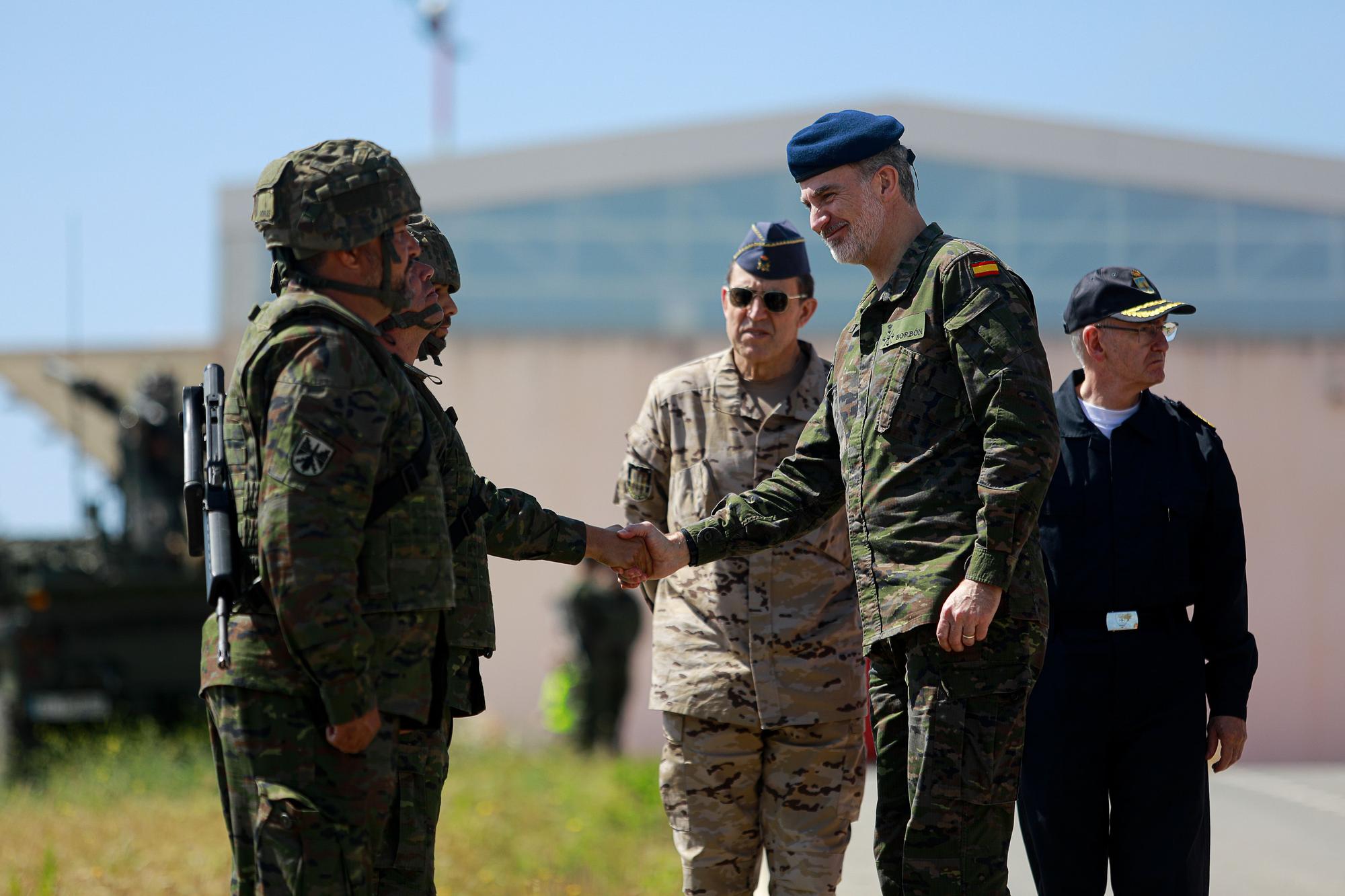 Mira aquí todas las fotos de la visita del Rey Felipe VI a las maniobras militares de Ibiza