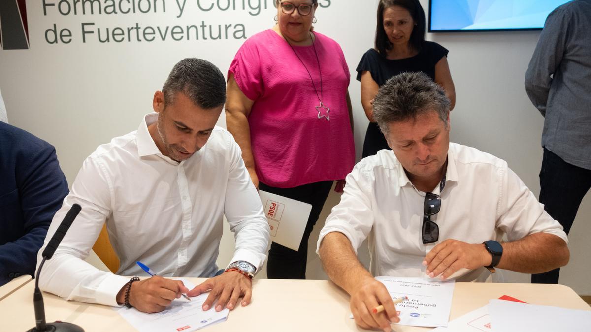Coalición Canaria y el PSOE firman su acuerdo para gobernar juntos en Fuerteventura.