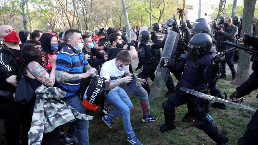 Enfrentamientos entre policías y ciudadanos por motivos políticos e ideológicos.