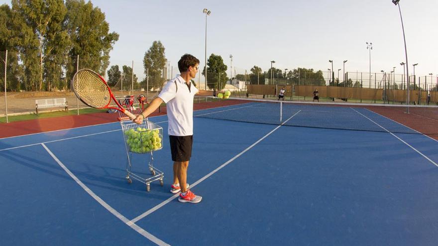 Actividad de tenis en las instalaciones universitarias de Monte Cronos.