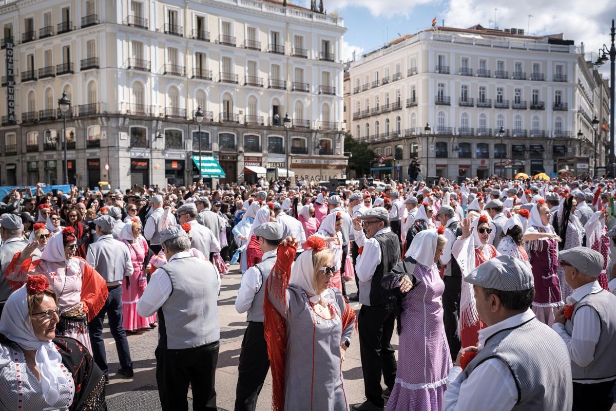 Cientos de personas bailan el chotis durante el pasacalles castizo ‘Bailando por Madrid’ por las Fiestas de San Isidro, en la Plaza Mayor. Diego Radamés - Europa Press