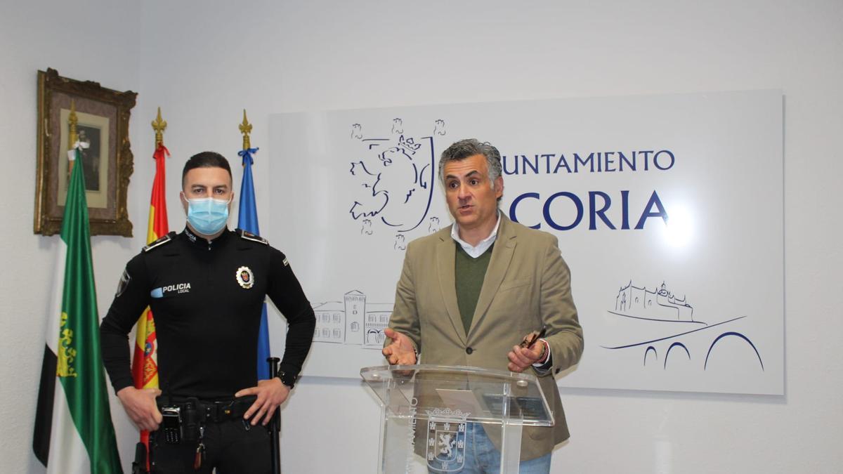 El alcalde de Coria, junto al jefe de la Policía Local, durante su intervención en el ayuntamiento.