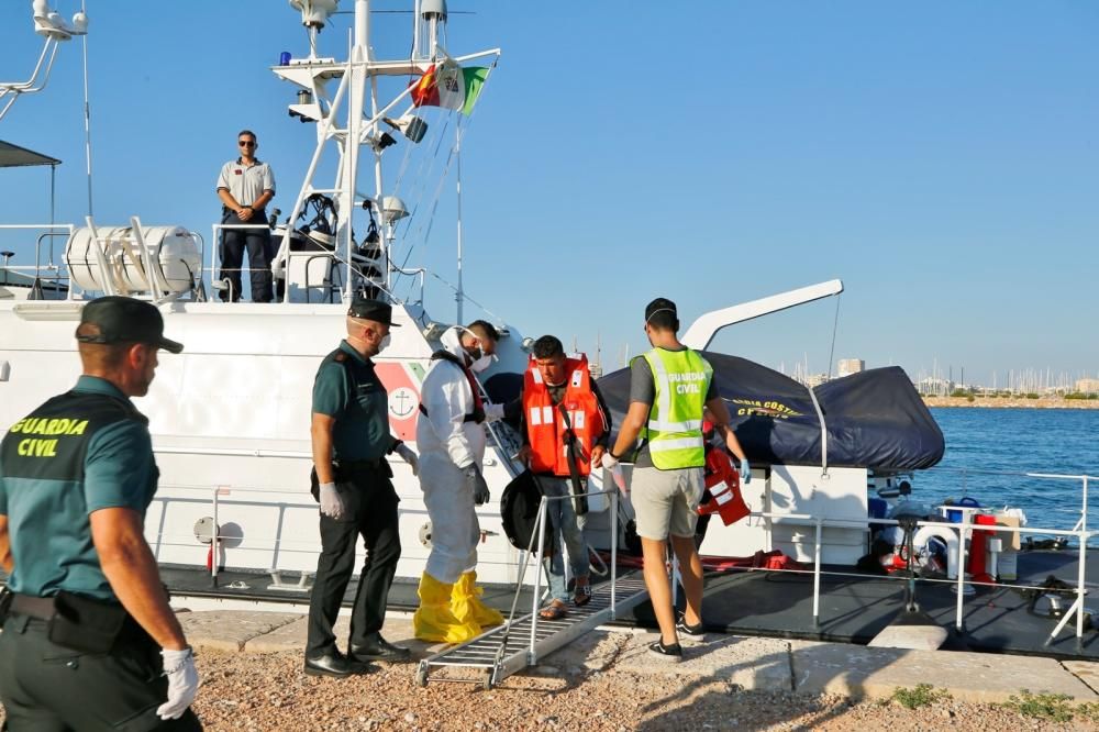 Rescatan a 10 personas de una patera en Cabo de Palos y las llevan a Torrevieja