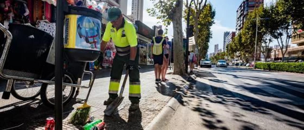 Imagen de un operario de la basura en la ciudad turística.