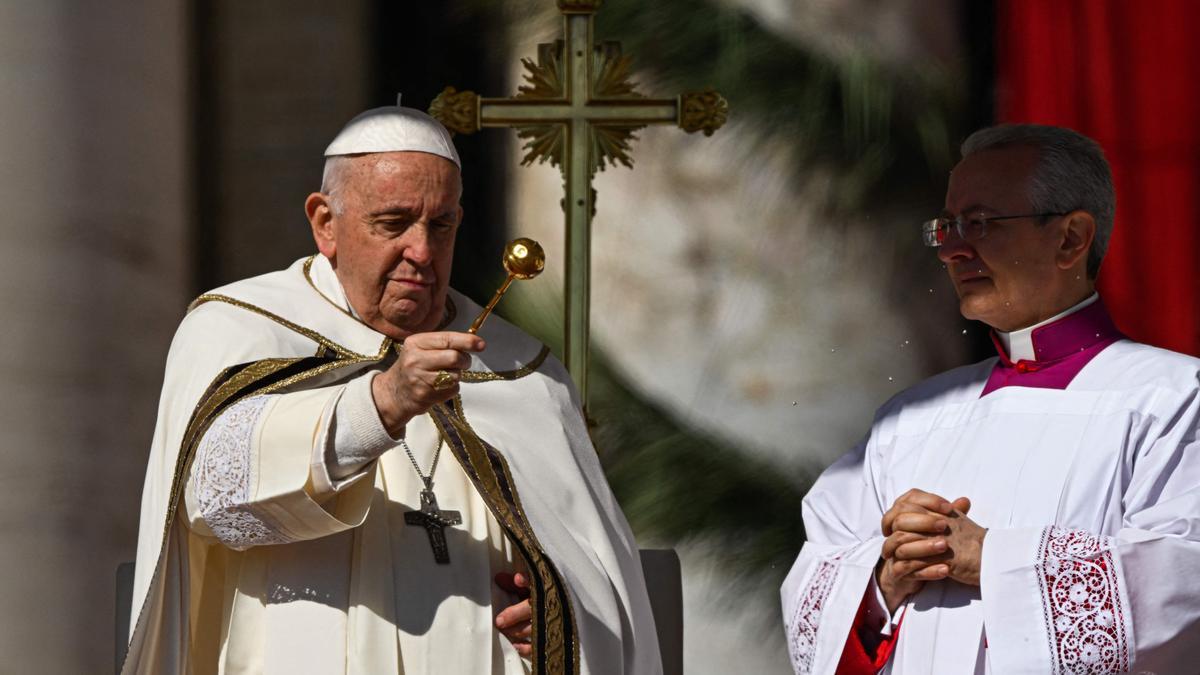 El papa Francisco reaparece en la misa de Pascua en la Basílica de San Pedro