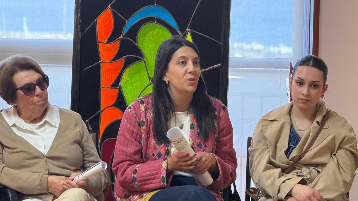 A alcaldesa, no centro, loou a iniciativa da Asociación de Amas de Casa.