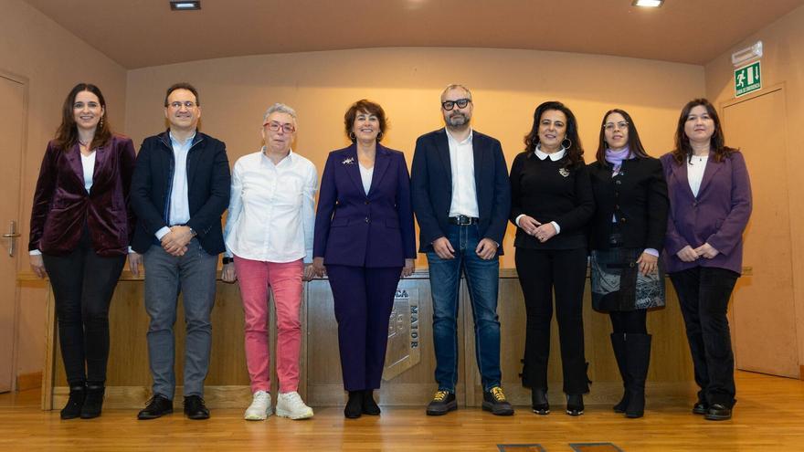 Alba Nogueira, xunto aos membros da súa candidatura ao reitorado da USC