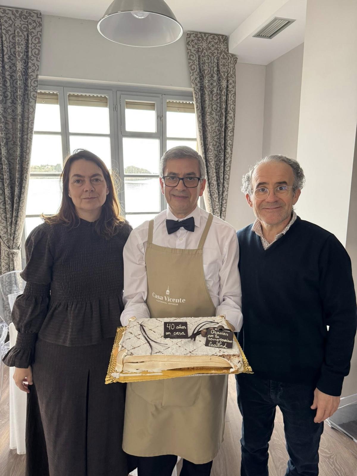 Marta Fern&aacute;ndez-Catuxo, Avelino &Aacute;lvarez y Vicente Alonso posando con la tarta.