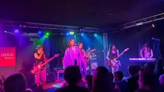 La fiesta del rock en Oviedo: niños y adultos amantes de la música se convierten en estrellas sobre el escenario