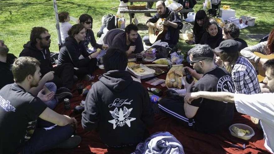 Un grupo de benaventanos en la zona verde de la Estación.