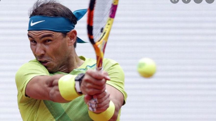 Nadal devuelve un revés, en su estreno en París.