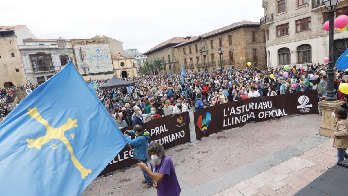 Los partidarios de la cooficialidad del asturiano se manifiestan en Oviedo