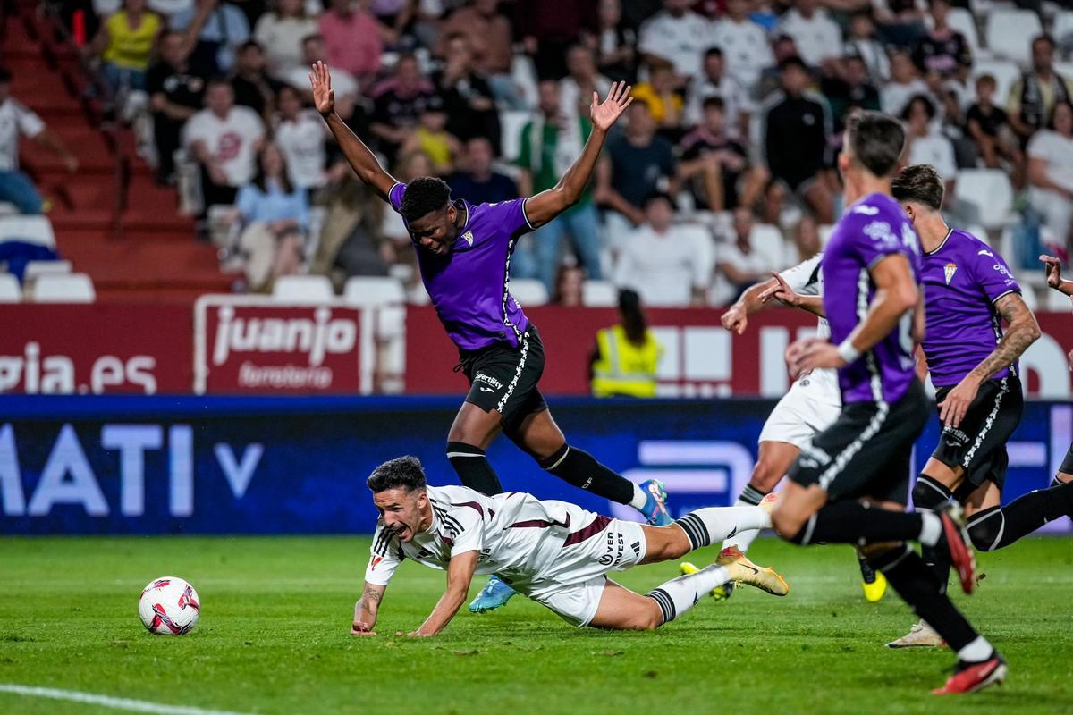 Marvel derriba a Quiles durante la acción del penalti para el Albacete.