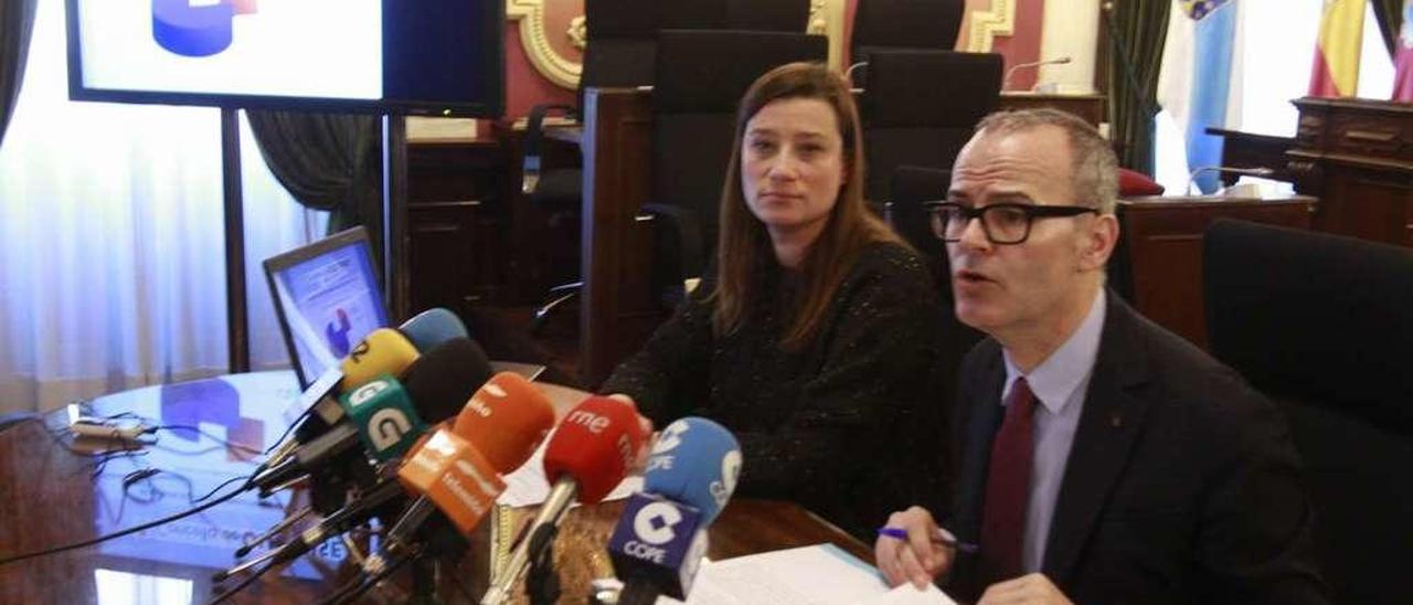 Ana Morenza y el alcalde Jesús Vázquez, en la presentación del borrador de los presupuestos. // J. Regal