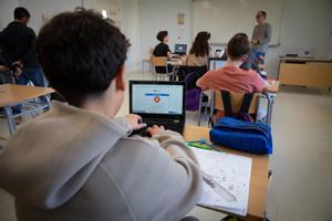 Un estudiante frente a su ordenador portátil en un instituto catalán, el curso pasado.