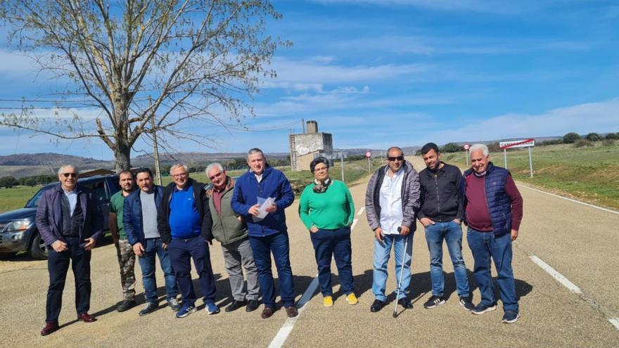 Alcaldes de la zona de la Sierra de la Culebra con el presidente de la Diputación, en el centro. | Chany Sebastián