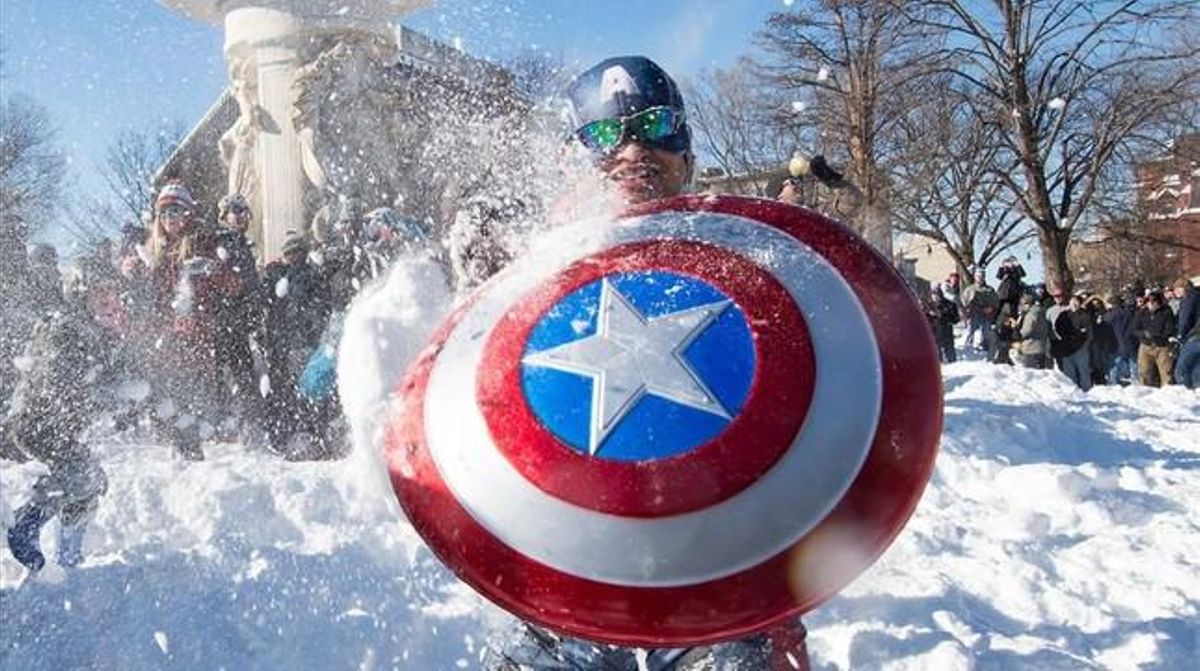 fcasals32530849 a man dressed as captain america uses his shield t160124194542