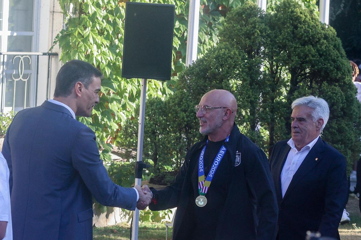 El presidente del Gobierno, Pedro Sánchez saluda al presidente de la Real Federación Española de Fútbol, Pedro Rocha, y al entrenador de la selección española de fútbol, Luis de la Fuente, durante la recepción a la Selección española de Fútbol tras ganar la Eurocopa.