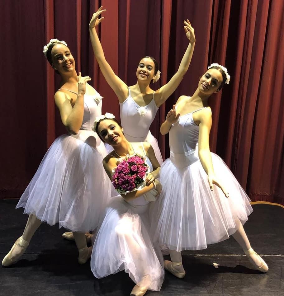 Alumnas del Conservatorio de Danza de Novelda durante una actuación.