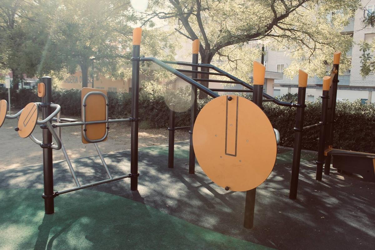 La zona adaptada del parque José Pérez Jiménez, en Valdepasillas, que permite a personas con movilidad reducida practicar calistenia.