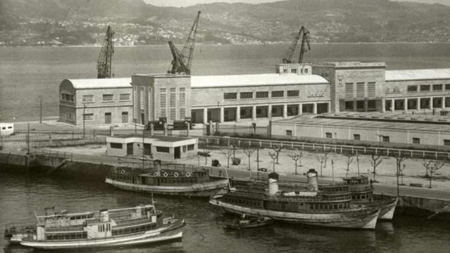 Barcos que operaban el servicio de transporte de ría en los años sesenta.  // Agrupación Cultural Nós