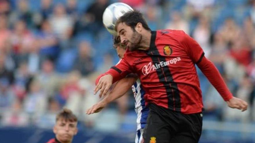 Campabadal disputa una pelota con un rival.