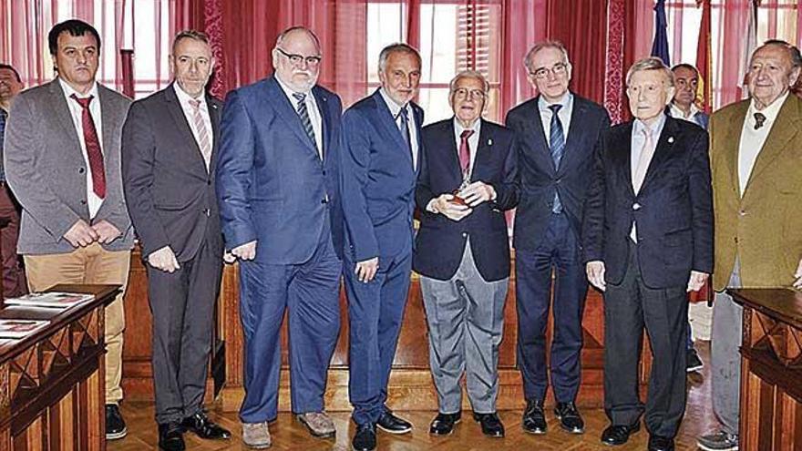 José Tomás Monserrat, en la foto en posesión de la estatua de Jaume III, en el acto celebrado ayer.