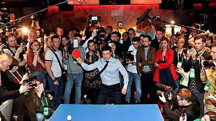 El còmic Volodímir Zelenski juga a ping-pong a la seu del seu partit