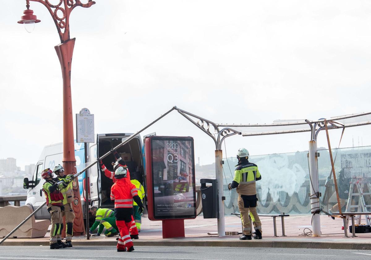 El viento levanta una marquesina de bus en el paseo, frente al Aquarium
