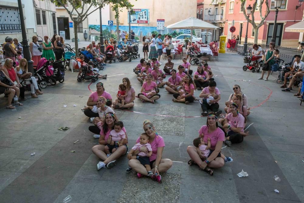 Un grupo de madres representa la canción central del musical «Mamma Mia» en la plaza de El Raval porteando a sus bebés