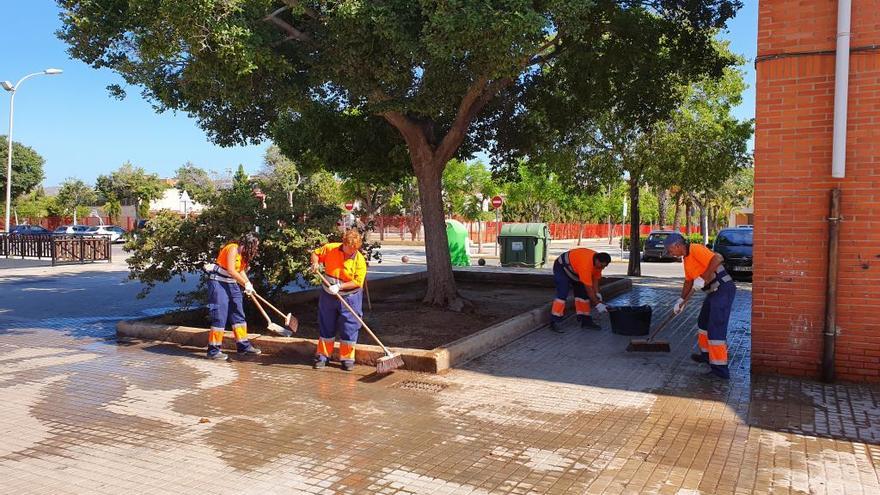 Limpiadores trabajando en el barrio de Baladre.