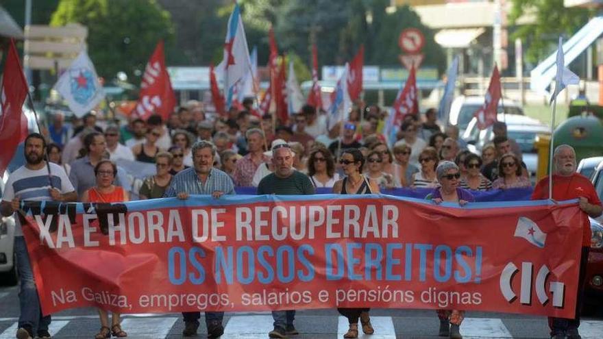 La manifestación celebrada por el sindicato CIG a las 20 horas de ayer en Vilagarcía de Arousa. // Noé Parga