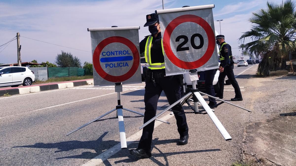 Un control de tráfico en Dénia de la Policía Nacional y la Policía Local