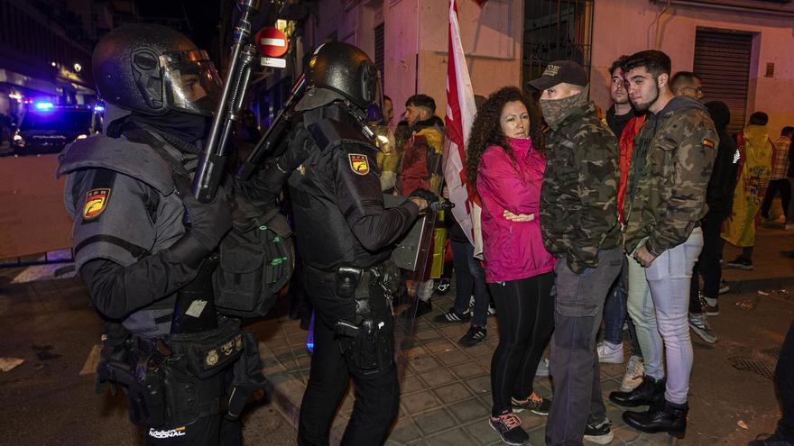 La Policía desaloja a los últimos manifestantes contra la amnistía en la sede del PSPV-PSOE de Alicante