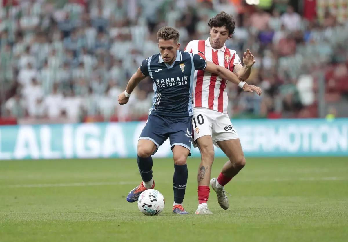César Gelabert disputando un lance del juego con Isma Ruiz en el partido de la primera vuelta.