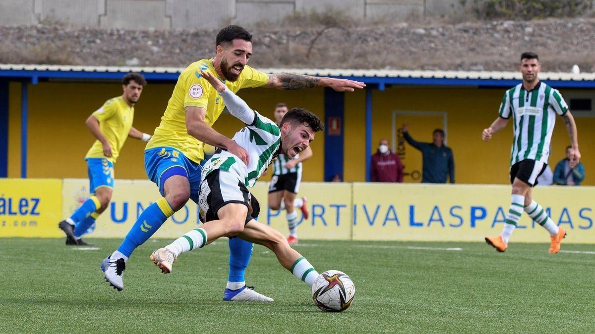 Luismi Redondo trata de mantener el control del balón ante la marca de un rival.