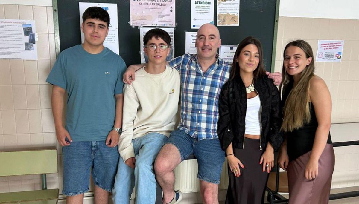 Alumnos del IES O Carril
con su profesor Pablo
Vázquez. | FdV