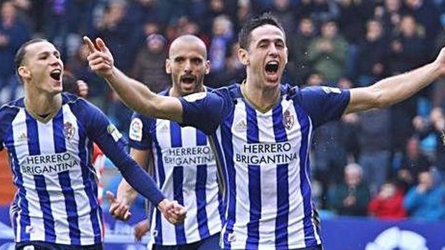 Los jugadores de la Ponferradina celebran un gol en el partido de ayer ante el Girona.