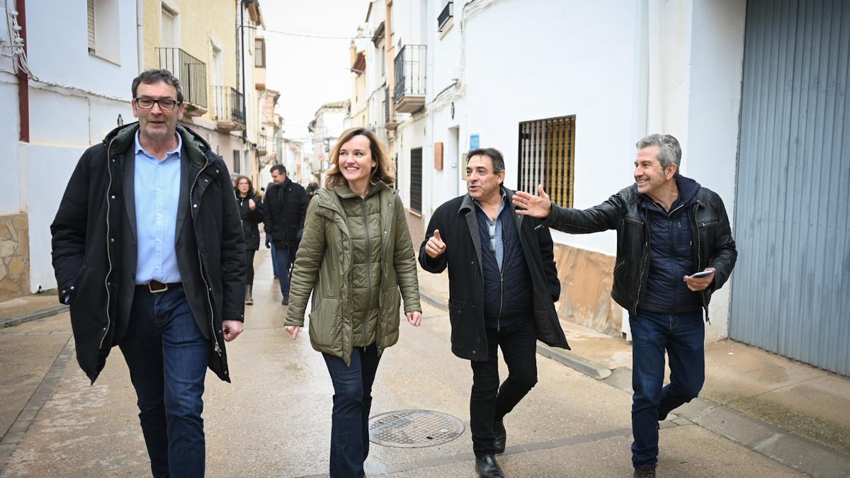 La candidata del PSOE a las elecciones de Aragón, Pilar Alegría, en Samper de Calanda con otros compañeros de partido.