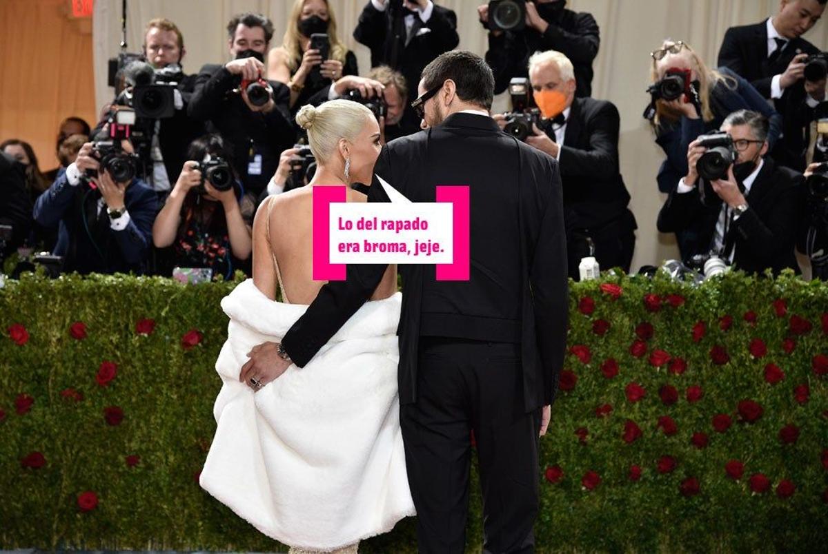 Kim Kardashian y Pete Davidson posan para la prensa en la MET Gala 2022