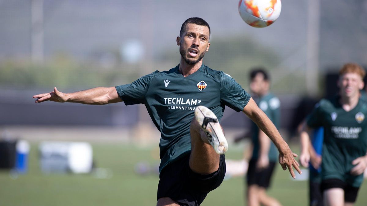 El centrocampista bosnio Haris Medunjanin, con 38 años, es el futbolista más veterano del equipo.