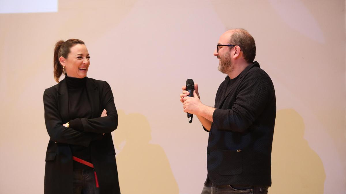 Leonor Watling y Borja Cobeaga, este viernes en el Auditorio de Zaragoza durante el coloquio.