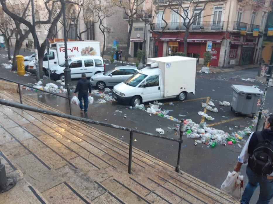 Orines y vandalismo en la Lonja tras una verbena