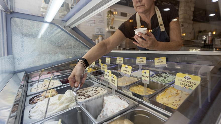 Las lluvias del inicio del verano frenan las ventas de helados artesanos en Alicante