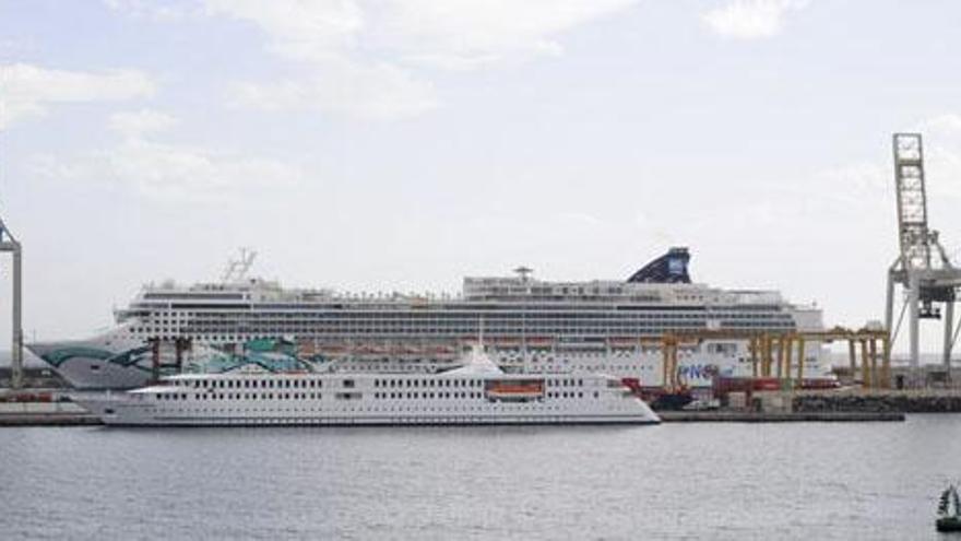 Cruceros en el puerto de Arrecife. i  J. FUENTES