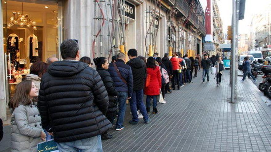 Cua de gent al carrer de Pelai de Barcelona