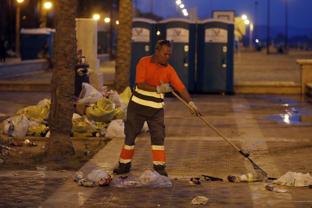 Recogida de residuos en la noche de San Juan en València