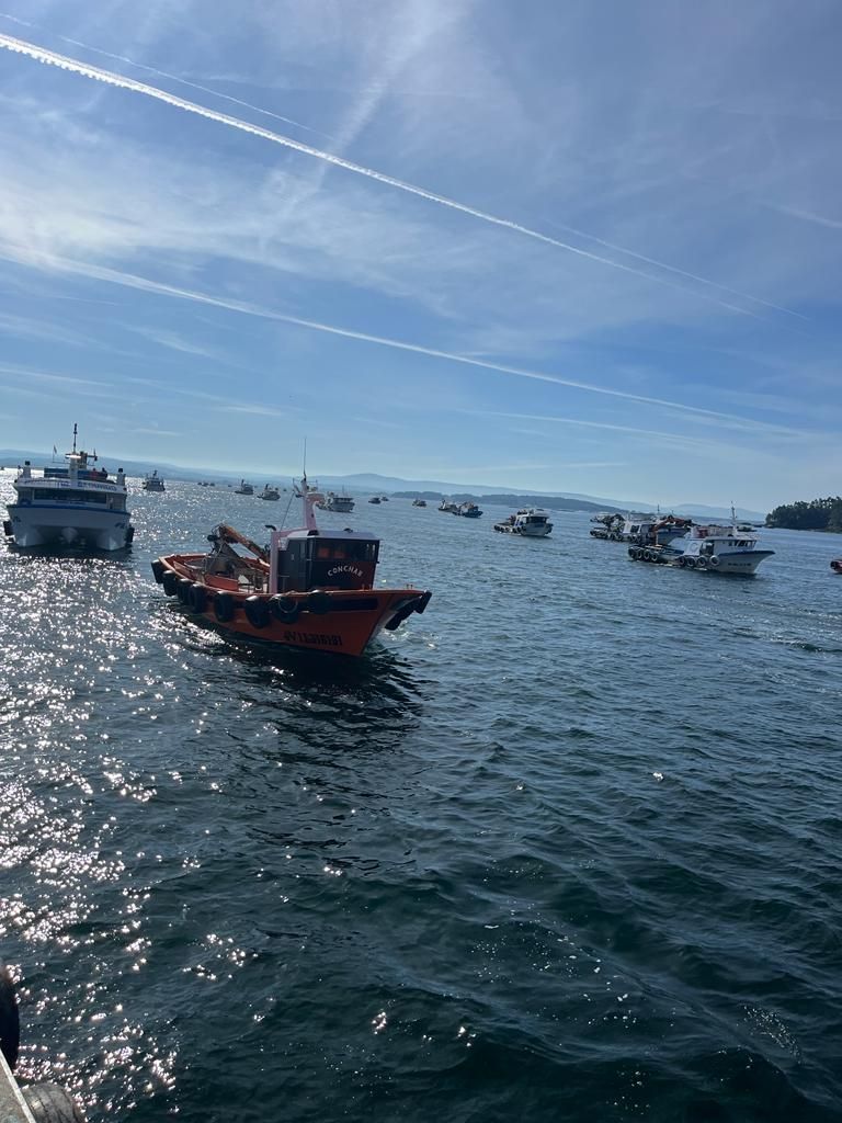 La "procesión" de las embarcaciones hacia A Pobra.